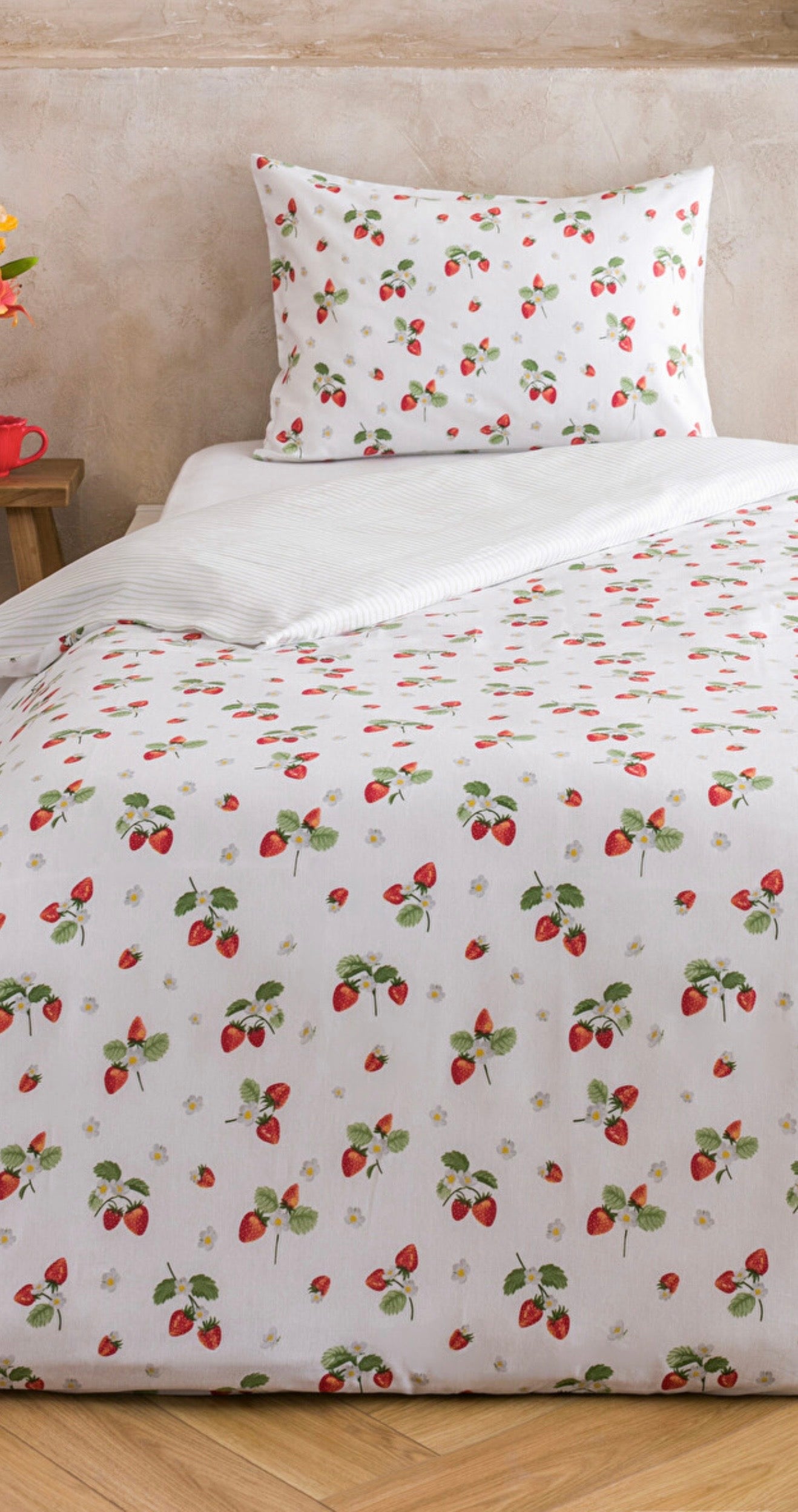 Strawberry Print Single Duvet Cover Set – 3 Pieces – Soft Cotton Blend
