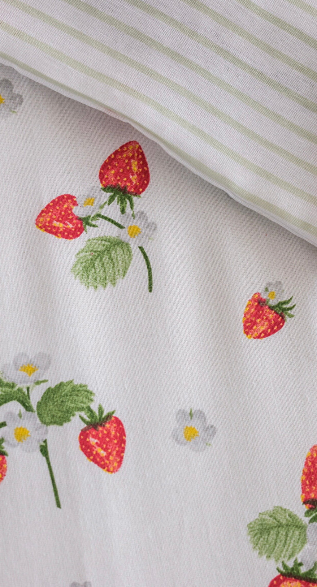Strawberry Print Single Duvet Cover Set – 3 Pieces – Soft Cotton Blend